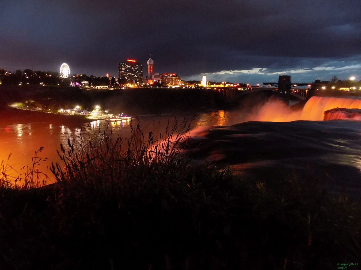 Niagra Falls at night